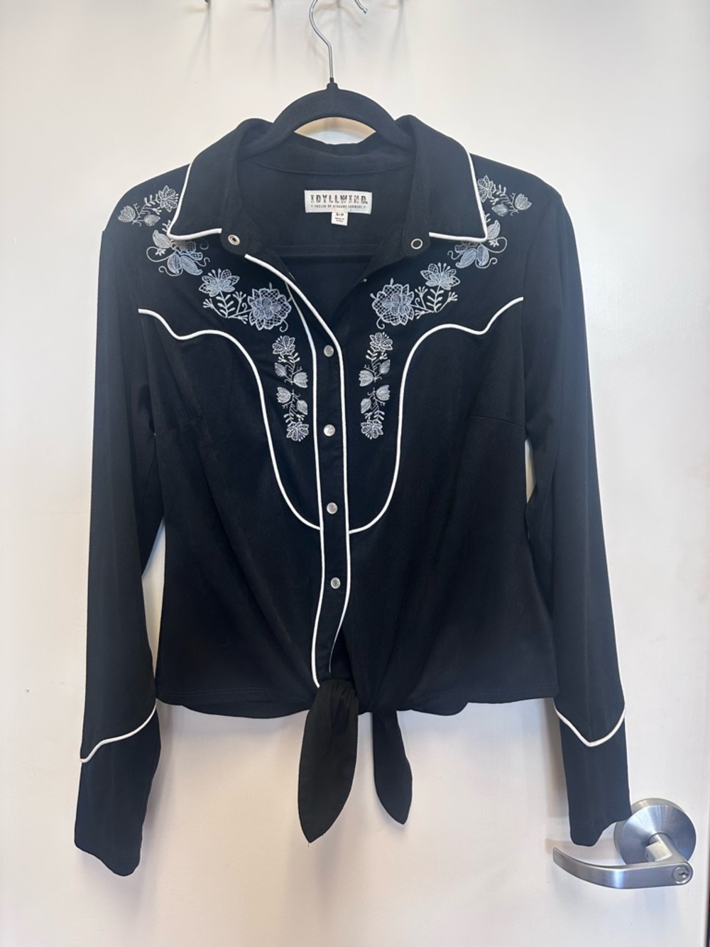Idyllwind Black Button-Front Western Tie Hem Shirt with White Floral Embroidery